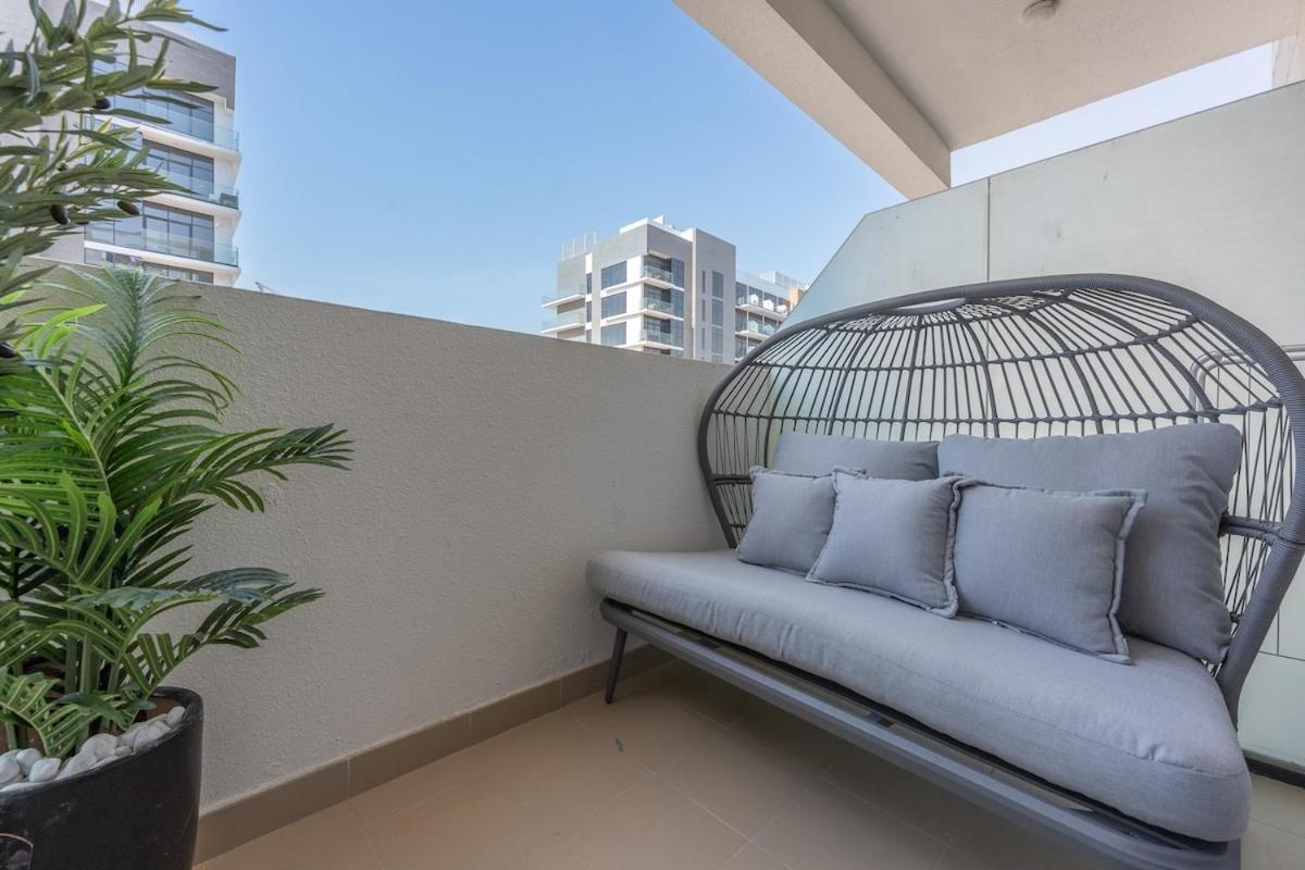 Apartment Elegant Near Business Bay Modern Comfort With Balcony Views *
