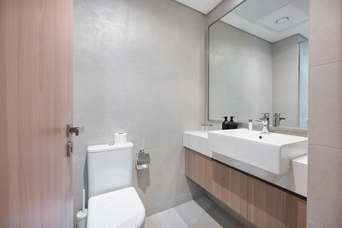Elegant Near Business Bay Modern Comfort With Balcony Views Dubai