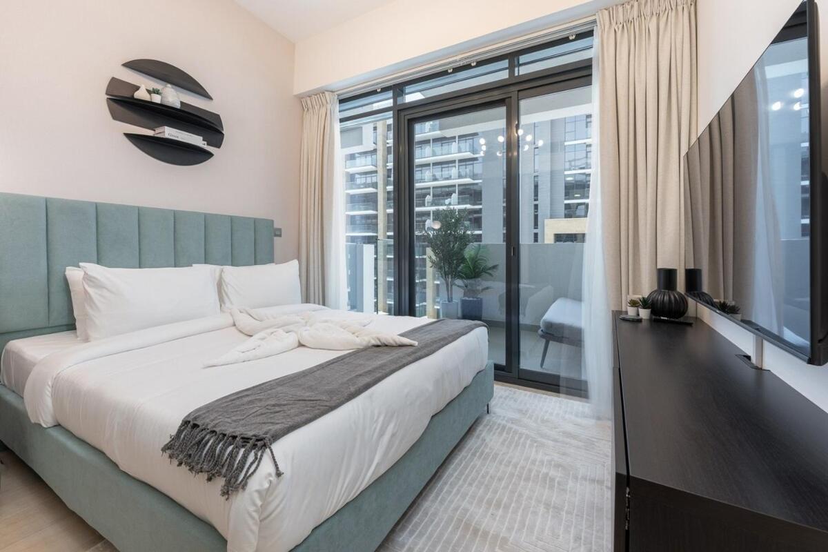 Elegant Near Business Bay Modern Comfort With Balcony Views