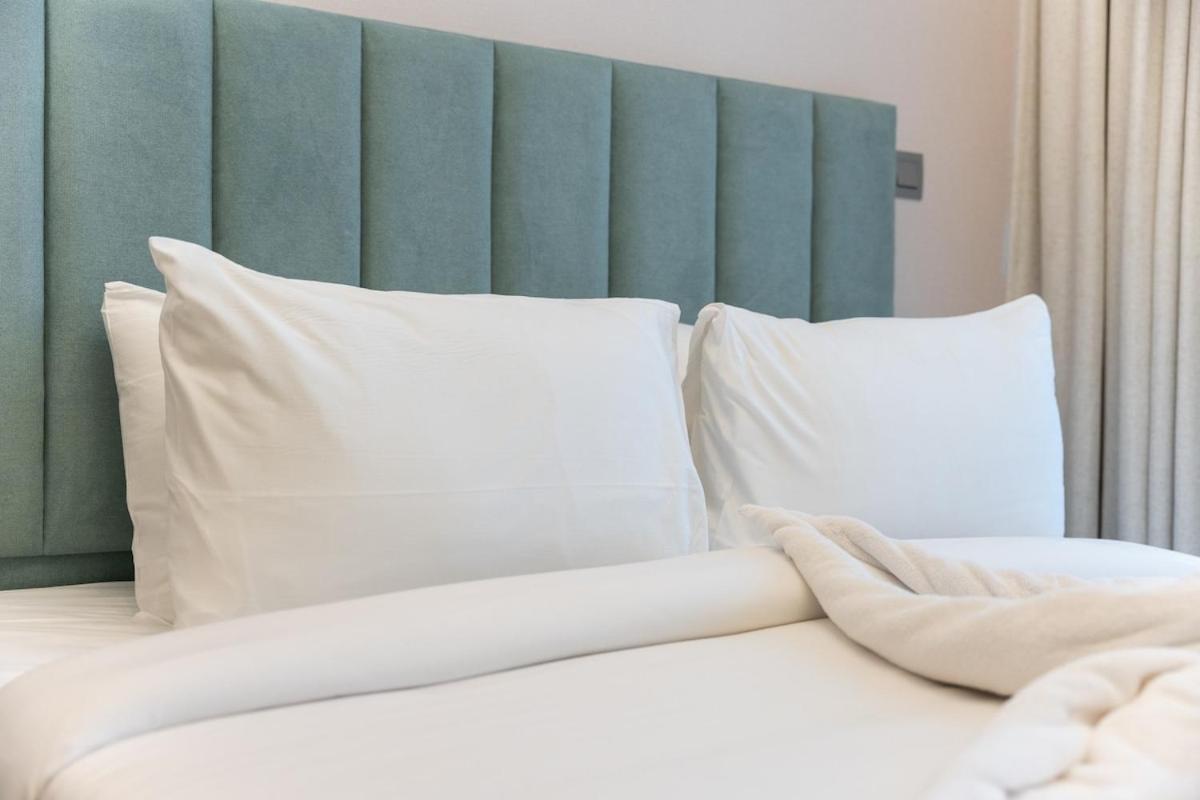 Apartment Elegant Near Business Bay Modern Comfort With Balcony Views Dubai